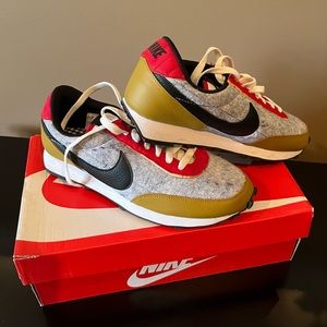 W NIKE DAYBREAK QS